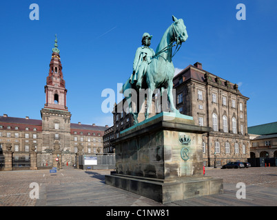 La statue équestre du roi Christian IX et le la tour principale du Palais de Christiansborg vu depuis le manège Banque D'Images