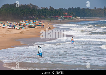 Bateaux à Mahabalipuram Beach sur la baie du Bengale, près de Temple de la rive au Tamil Nadu Banque D'Images