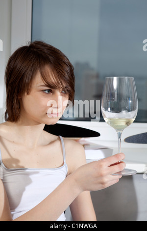 Jeune femme goûter le vin blanc Banque D'Images