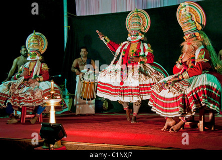 Performance de Kathakali traditionnel, l'un des plus anciens au monde la danse théâtrale-drames, sur scène au Kerala, en Inde. Banque D'Images