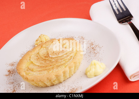 Tarte fine aux pommes crème de citron et la cannelle servi sur une plaque blanche Banque D'Images