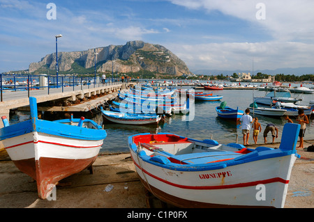 Italie, Sicile, station balnéaire de Mondello, près de Palerme, les pêcheurs bateaux dans le port Banque D'Images