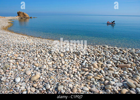 Italie, Sicile, Castel di TUnited States, petit village de pêcheurs près de Cefalu, Pebble Beach Banque D'Images