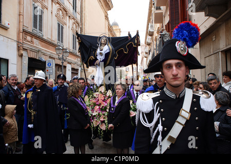 Italie, Sicile, Marsala, Procession de Pâques avec des acteurs jouant la Passion du Christ Banque D'Images
