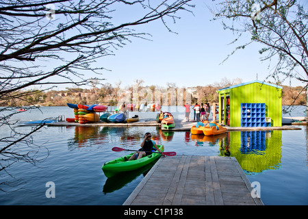 Location de kayaks et de paddleboard, fleuve Colorado. Banque D'Images