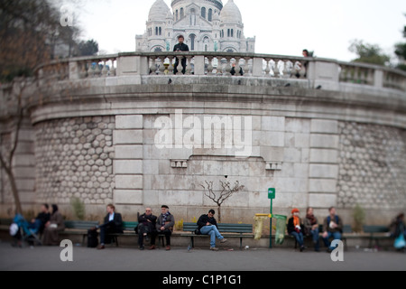Les gens se détendre au parc dans le quartier de Montmartre Paris France Vue sur la Basilique du Sacré Cœur, les touristes Banque D'Images