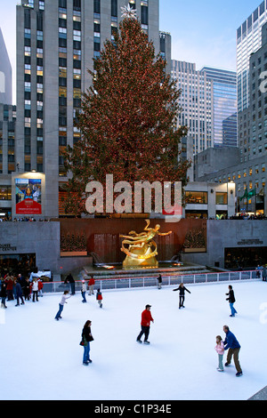 États-unis New York Ville Manhattan Centre Rockefeller patinoire le sapin de Noël géant & sculpture de Prométhée Banque D'Images