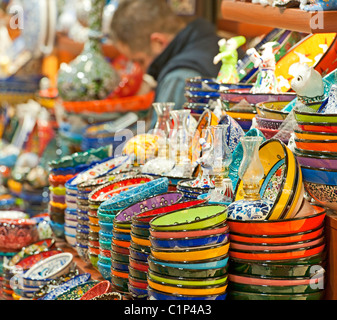 Décorées dans un style ottoman et plaques en céramique bols dans une échoppe de marché turc Banque D'Images