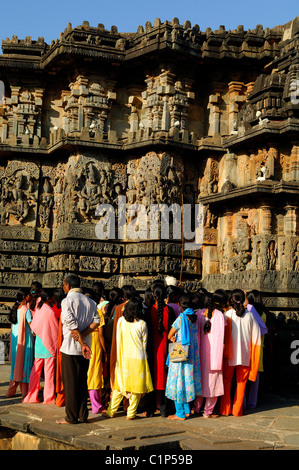 L'Inde Karnataka Halebid Hoysaleswara temple dans le style d'architecture Hoysala ses murs couverts de sculptures en haut-relief de Banque D'Images