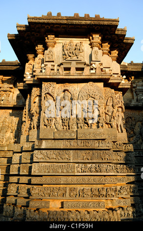 L'Inde Karnataka Halebid Hoysaleswara temple dans le style d'architecture Hoysala ses murs couverts de sculptures en haut-relief de Banque D'Images