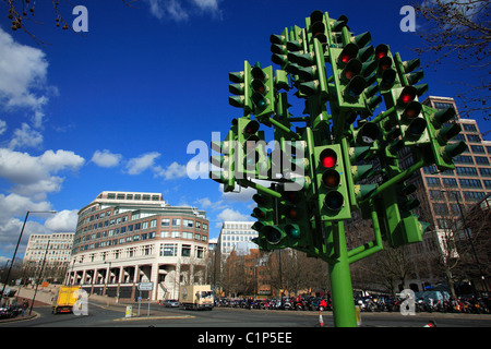Royaume-uni, Londres, Canary Wharf, Quartier square à Heron Quay entrée, feux de circulation Tree sculpture par PVivant (1998) Banque D'Images