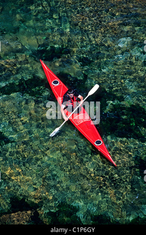 France, Manche, côte nord-ouest du Cotentin, La Hague, canoe entre l'Anse Saint Martin et Omonville la Rogue Banque D'Images