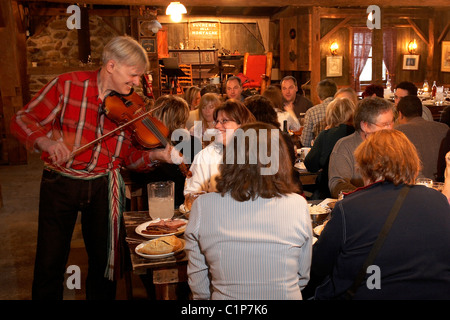 Le Canada, la Province du Québec, Région Montréal, Rigaud, La Sucrerie de la Montagne cabane à sucre, repas traditionnel et folk music in barn Banque D'Images