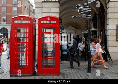 Royaume-uni, Londres, Covent Garden, des cabines téléphoniques Banque D'Images