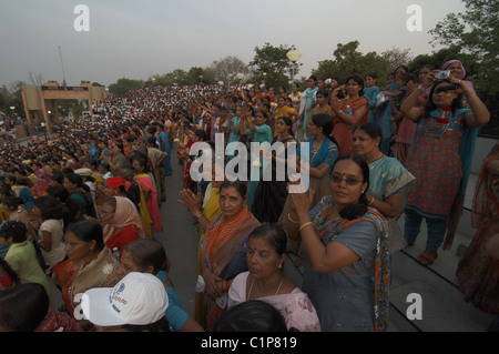 La foule des Indiens à la frontière entre le Pakistan et l'Inde cérémonie de clôture à Wagah. Banque D'Images