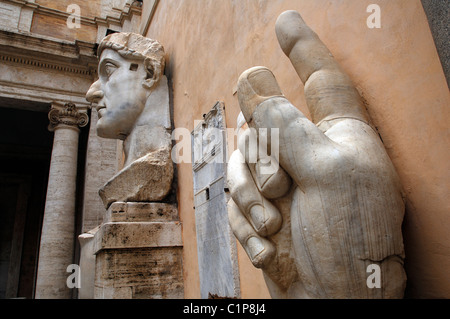 L'Italie, Lazio, Rome, Musée Capitolin, cour du Palazzo dei Conservatori, fragments d'une statue géante de Constantine 4 Banque D'Images