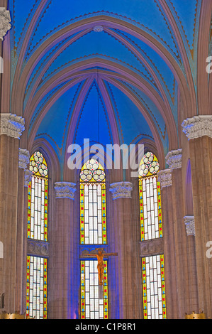 Plafond intérieur bombé d'une grande église avec windows Banque D'Images