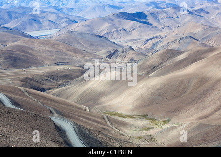 Tibet : winding road à travers l'himalaya Banque D'Images