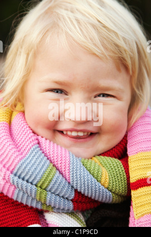 Portrait de petite fille enveloppée de silencieux colorés Banque D'Images