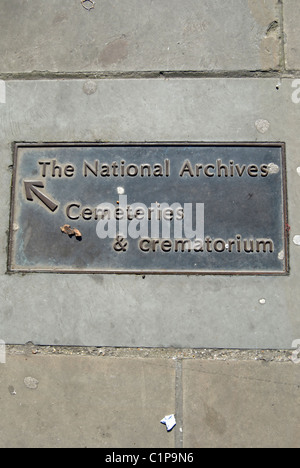 Plaque de la chaussée donnant des directives aux archives nationales et locales des cimetières et crématoires, à Kew, au sud-ouest de Londres, Angleterre Banque D'Images