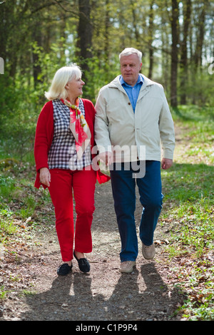 Senior couple walking in park Banque D'Images