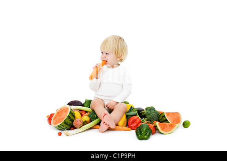 Studio shot of baby boy entouré par des légumes frais Banque D'Images