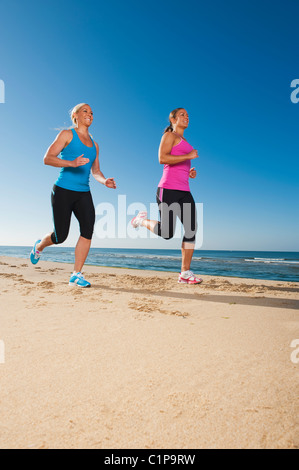 Deux femmes jogging on beach Banque D'Images
