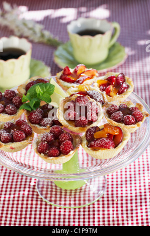 Gâteaux aux framboises sur table d'extérieur Banque D'Images