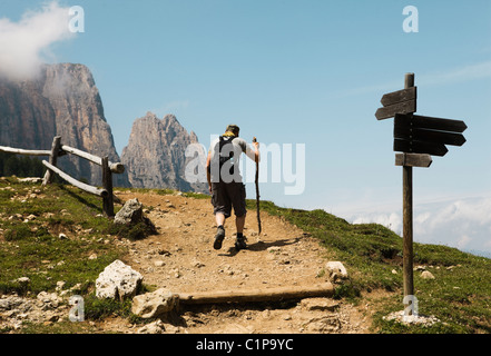 Backpacker sur sentier de montagne Banque D'Images