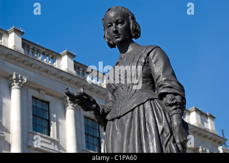 La statue de Florence Nightingale 1915 par le sculpteur George Arthur Walker, à Waterloo Place , , Londres , Angleterre Banque D'Images