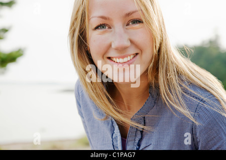 Portrait of young woman smiling Banque D'Images