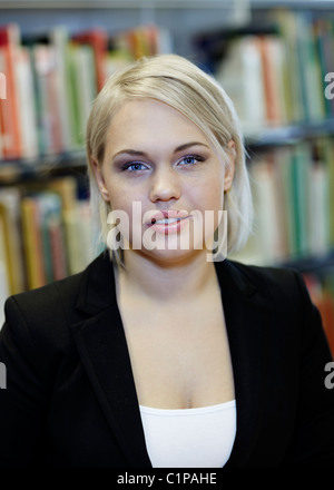 Portrait of young woman in library Banque D'Images