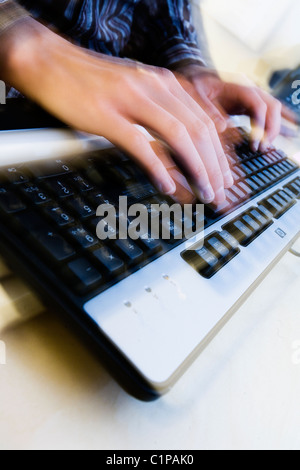 Close-up of woman typing on computer keyboard Banque D'Images