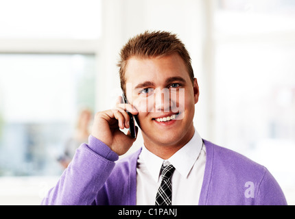 Portrait of mid adult man talking on phone Banque D'Images