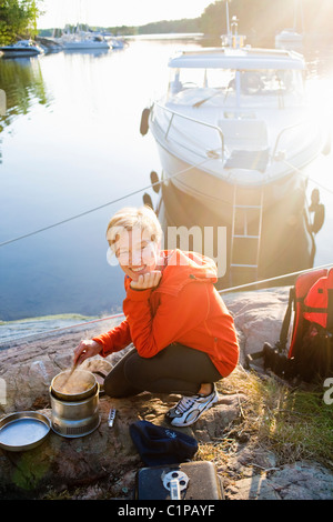 Woman cooking in marina Banque D'Images