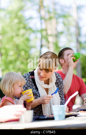 Les parents et la fille having picnic au zoo Banque D'Images