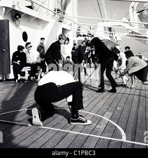 L'Inde britannique de croisière, 1950. Les passagers jouent au hockey sur le pont du navire. Banque D'Images