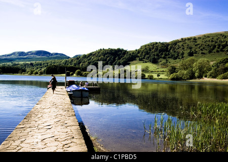 L'Ecosse, Loch Lomond et des Trossachs, le lac de Menteith, voir des gens marcher sur les bateaux près de la jetée Banque D'Images