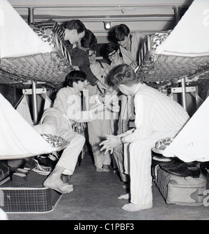 En mer, 1950. Les jeunes garçons adultes en pyjama sur des lits superposés dans la cabine de couchage, à bord du bateau de croisière l'Inde britannique. Banque D'Images