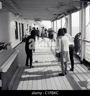L'Inde britannique de croisière, 1950. Les passagers de jouer à un jeu sur le pont du navire. Banque D'Images