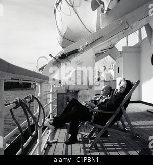 L'Inde britannique de croisière, 1950. Soleil de fin de soirée, et deux passagers, et vous détendre dans les chaises longues sur le pont. Banque D'Images