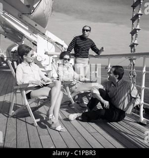 L'Inde britannique de croisière, 1950. Une photographie par J Allan Paiement de deux couples de détente sur le pont du navire. Banque D'Images
