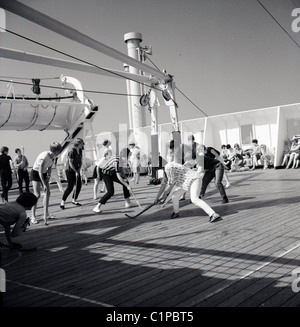 L'Inde britannique de croisière, 1950. Les passagers jouent au hockey sur le pont du navire. Banque D'Images