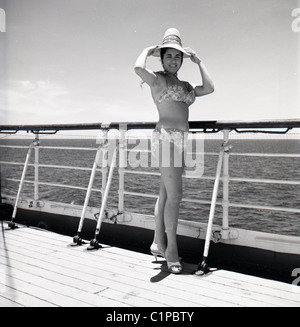 L'Inde britannique de croisière, 1950. Une dame pose dans un costume de bain à bord du pont du bateau de croisière, l'Inde britannique Banque D'Images