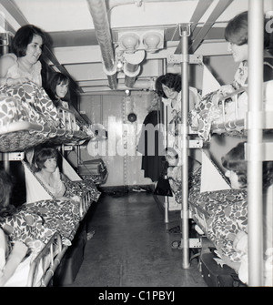 L'Inde britannique de croisière, 1950. Groupe de femmes se trouvent dans des lits jumeaux dans leur cabine. Banque D'Images