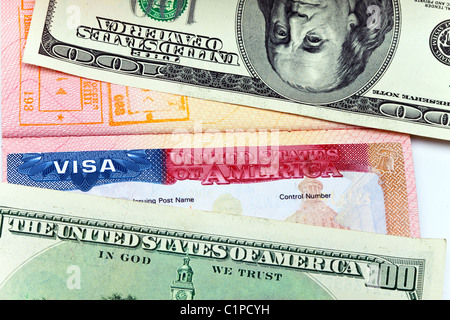 Le visa américain à la page du passeport international et US dollars Banque D'Images