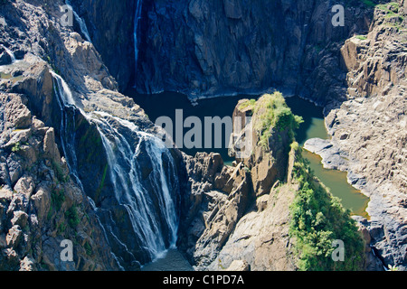 L'Australie, Barron Gorge National Park, Barron Falls, Vue des chutes d'eau de hautes falaises Banque D'Images