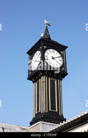 L'Angleterre, Sussex, Brighton Pier, tour de l'horloge Banque D'Images