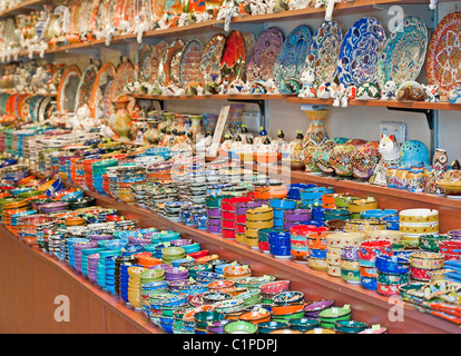 Décorées dans un style ottoman et plaques en céramique bols dans une échoppe de marché turc Banque D'Images