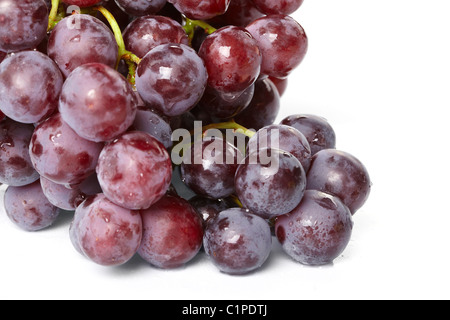 Raisins frais sur le fond blanc Banque D'Images